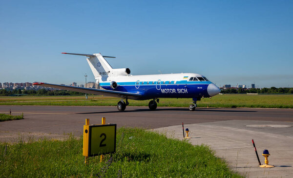 Киев, Украина - 27 июня 2020 года: Самолет Як-40 "Яковлев", авиакомпания "Мотор Сич". Самолет УР-88310. Самолет YK40 на взлетно-посадочной полосе. Украинский самолет времён СССР. Крупный план, копировальное пространство
.