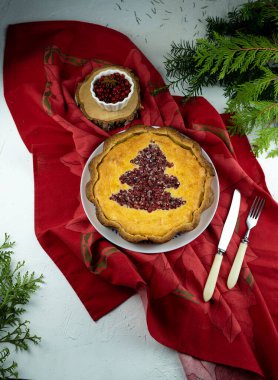 Peynirli kek. Yaban mersinli, yaban mersinli ve noel ağaçlı yuvarlak pasta. Böğürtlenli ev yapımı tatlı pasta. Tatlı olarak şenlikli yemek. Yılbaşı ve Noel hediyeleri. Turta, güveç..