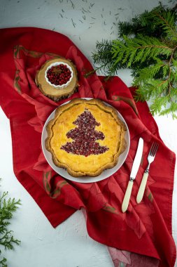 Peynirli kek. Yaban mersinli, yaban mersinli ve noel ağaçlı yuvarlak pasta. Böğürtlenli ev yapımı tatlı pasta. Tatlı olarak şenlikli yemek. Yılbaşı ve Noel hediyeleri. Turta, güveç..