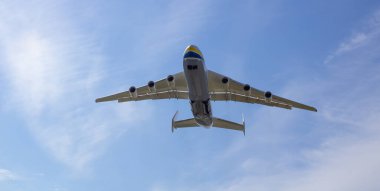 Kyiv, Ukrayna - 10 Mayıs 2020: Antonov 225 AN-225 Mriya uçağı, havaalanından havalanan dünyanın en büyük uçağı. UR-82060 en büyük uçak gökyüzünde uçuyor. Kiev