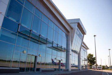 Ukrayna, Kyiv - 26 Haziran 2020: Zhuliany Havaalanı, B Terminali Havaalanı binası