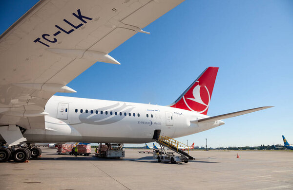 Киев, Украина - 1 июля 2020 года: Самолет на платформе международного аэропорта "Борисполь". Boeing 787-9 Dreamliner. TC-LLK TURKISH AIRIS. Подиум. Турецкий самолет