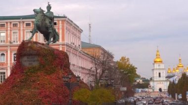 Ukrayna, Kyiv - 20 Ekim 2021: Şehir merkezinde sonbahar. Bogdan Khmelnitsky 'nin at sırtındaki anıtı ve Mikhailovsky Katedrali. Ukrayna başkentinin simgesi.