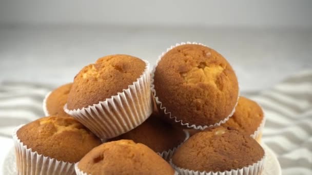 Muffiny Lahodné Pečivo Pečený Dezert Stolní Desce Domácí Muffin Porcované — Stock video