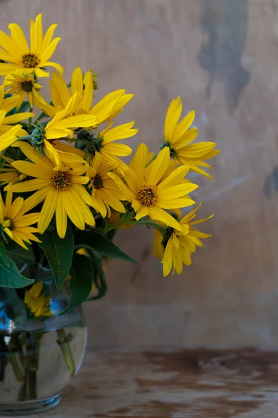 Egy Csokor Sárga Csicsóka Virág Üvegvázában Alapon Képeslap Szöveggel Egy — Stock Fotó