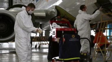 Ukrayna, Kyiv - 25 Kasım 2020: İşçiler Sağlık Maskeleri ve Koruyucu