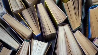 Kitap geçmişi. Kütüphanedeki eski kitaplar. Kitapçı dükkanı. Kitapçı, kitapçı.