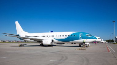 Ukrayna, Kyiv, Zhuliany Havaalanı. Boeing 737-4K5 Jonika uçağı. Uçak UR-CSV uçuşa hazır.