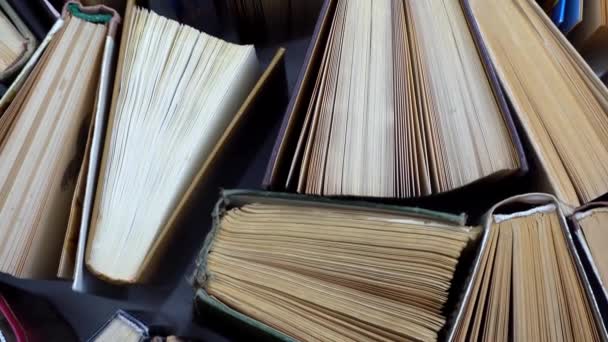 Kitap geçmişi. Kütüphanedeki eski kitaplar. Kitapçı dükkanı. Kitapçı, kitapçı. — Stok video