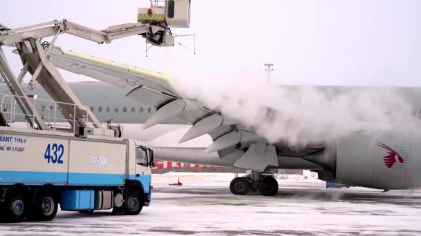 Ucrania, Boryspil - 12 de febrero de 2021: Aeropuerto en invierno. Mantenimiento de aeronaves: carga de equipaje. Aerohandling. Nieve en la pista. Avión de pasajeros Qatar Airlines A7-ALW AIRBUS A350-900 — Vídeos de Stock