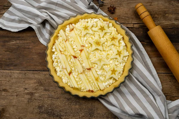 Step 1. Before baking. Homemade open apple pie. Tart with cottage cheese and stars. Pie for July 4th. Patriotic food for Independence Day. Wooden background. Top view — Stock Photo, Image