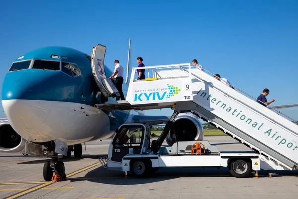 Україна, Київ - Жуляни. Літак Boeing 737-4K5 Jonika. Літак УР-CSV готовий до польоту. — стокове фото