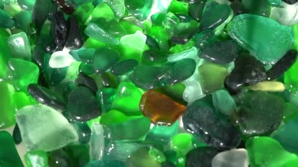 Zomer achtergrond van zeeglas bovenaanzicht. Gebroken glas uit de oceaan. Zeeglas patroon. Oceanisch mozaïek. Natuurlijke kleuren van blauw, groen, wit. Strandglasscherven gevonden aan de kust — Stockvideo