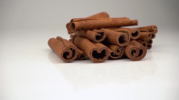 A bunch of cinnamon sticks on a white background. Fragrant spices close-up. Cinnamon stick — Stock Video