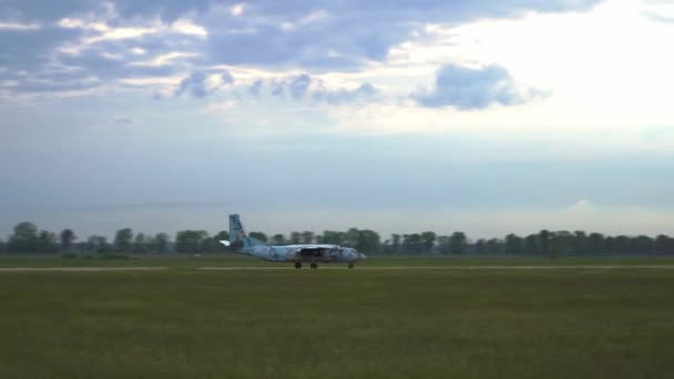 Samolot pasażerski AN-26 ukraińskich sił zbrojnych leci na pas startowy lotniska. — Wideo stockowe