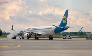 Boryspil havaalanı apron pistinde Boeing 737-900ER yolcuları. Ukrayna Uluslararası Havayolları uçakları.