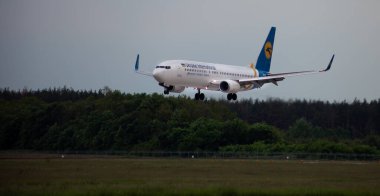 Boryspil havaalanı apron pistinde Boeing 737-900ER yolcuları. Ukrayna Uluslararası Havayolları uçakları.