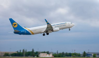 Boryspil havaalanı apron pistinde Boeing 737-900ER yolcuları. Ukrayna Uluslararası Havayolları uçakları.