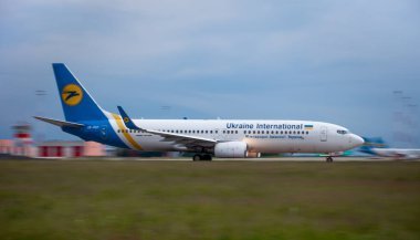 Boryspil havaalanı apron pistinde Boeing 737-900ER yolcuları. Ukrayna Uluslararası Havayolları uçakları.