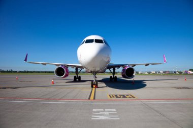 Ukrayna, Kyiv - 26 Haziran 2020: WIZAIR havaalanı uçağı. Airbus A320-232. Düşük maliyetli yolcu uçağı. Firport önlüğü. Uçakla uçmak. Seyahatler. Hava taşımacılığı.
