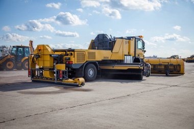 Kyiv, Ukrayna - 29 Ekim 2019: BOSCHUNG JETBroom 9600 kar temizleme. Havaalanları ve otoyollar için çok işlevli çöp kamyonu temizleme sistemi. Alet edevat - büyük bir bıçak ve kova ile bir kamyon.