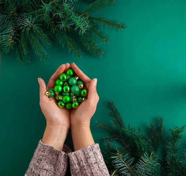 Weihnachtsgrüner Hintergrund. Tannenzweige, Nadeln und Weihnachtsbaum. Blick von oben. Die Natur. Dezemberstimmung Grüne Bälle. — Stockfoto