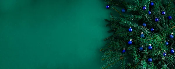 圣诞绿色背景。松枝、针头和圣诞树。从上面看大自然。十二月心情绿球. — 图库照片