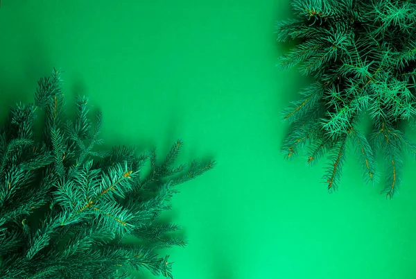 Weihnachtsgrüner Hintergrund. Tannenzweige, Nadeln und Weihnachtsbaum. Blick von oben. Die Natur. Dezemberstimmung Grüne Bälle. — Stockfoto