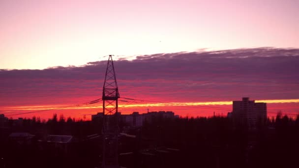 Röd solnedgång över staden. Vacker himmel. Dramatiska karmosinmoln. Rött åskmoln över Kiev, Ukraina, Europa. Landskap från fönstret. Kvällstid och skymning. Horizon-remsa. Solen går ner. — Stockvideo
