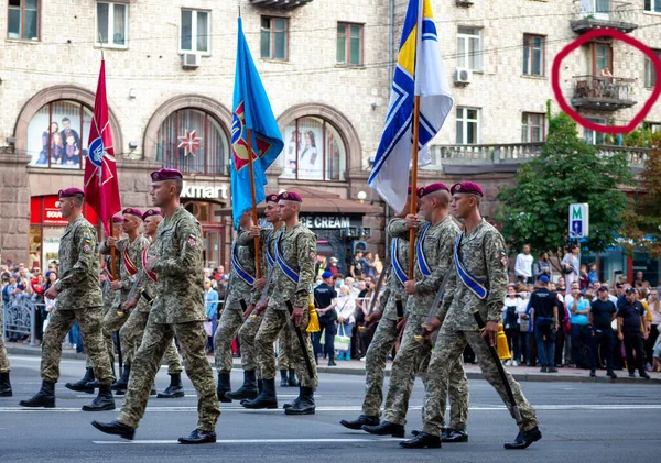 Воздушные силы. Украинские военные. Есть отряд спасателей. Спасатели. Военная система марширует на параде. Марш толпы. Солдаты армии — стоковое фото