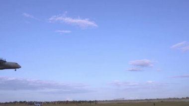 Ukrayna, Kyiv - 18 Ağustos 2021: Antonov AN-70 askeri kargo uçağı. Ukrayna 'nın dört pervaneli uçakları gökyüzünde uçuyor. Orta menzilli nakliye uçağı