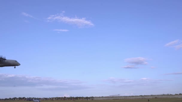 Ukraine, Kiev - 18 août 2021 : Antonov AN-70 avion cargo militaire. De grands avions ukrainiens à quatre hélices volent dans le ciel. avion de transport de moyenne portée — Video