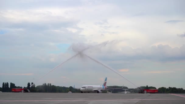 Passagerarplan från det tyska flygbolaget Eurovings. Europeisk låg kostnad. Borispols flygplats. — Stockvideo