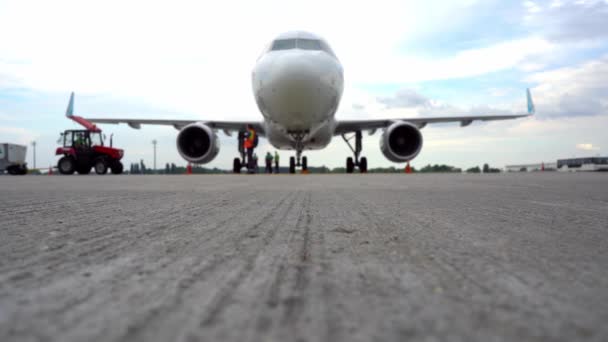 Пассажирский самолет в аэропорту . — стоковое видео