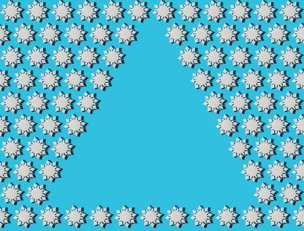 Julbakgrund. Snöflingmönster. Vita snöflingor på blått. Snövit. Vinterhumör. Begreppsmässig abstraktion. Snöflingor i frigolit. Nyårsmönster. Kopiera utrymme. — Stockfoto