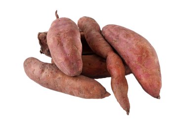 Beyaz arka planda izole edilmiş tatlı patates. Çiğ patates yumrusu. Tatlı patates.