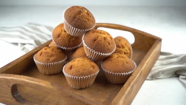 Muffins - heerlijk gebak. Gebakken dessert op het tafelblad uitzicht. Zelfgemaakte muffin. Geportioneerde cupcakes. Simpel eten voor een feestje. Close-up muffins op een houten dienblad — Stockvideo