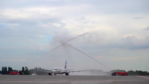 Passagiersvliegtuig van de Duitse luchtvaartmaatschappij Eurovings. Europese lage kosten. Luchthaven Borispol. — Stockvideo