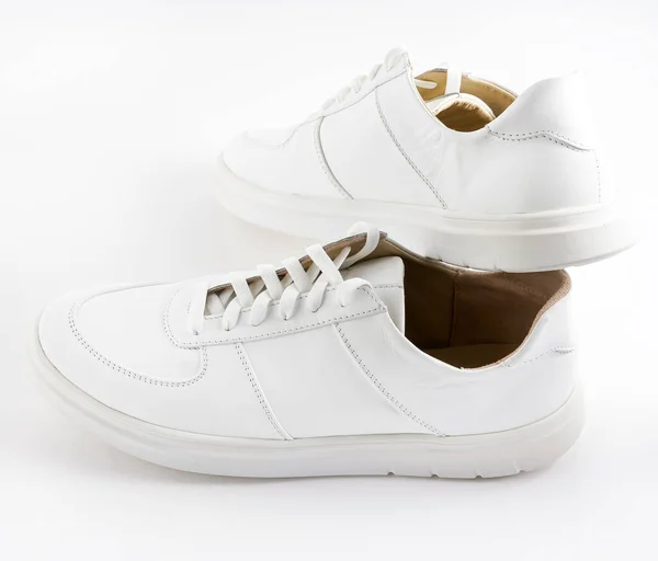 Sapatilhas brancas isoladas em fundo branco. Sapatos desportivos confortáveis e de baixa viagem. Estilo casual unissex. Um par de ténis clássicos. Toda a temporada tendência sapato de couro. Sapatilha com atacadores brancos — Fotografia de Stock