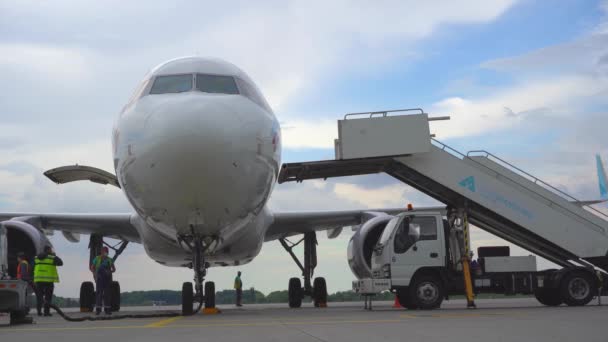Passagiersvliegtuig van de Duitse luchtvaartmaatschappij Eurovings. Europese lage kosten. Luchthaven Borispol. — Stockvideo
