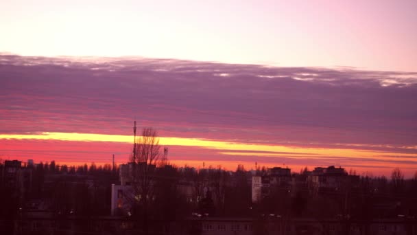 도시의 붉은 해가 지고 있어. 아름다운 하늘. 극적 인 크림슨 구름. 우크라이나, 유럽 키예프 상공에 붉은 뇌우가 떠 있었습니다. 창에서 풍경. 저녁 과 황혼. 수평거리야. 해 가지네. — 비디오
