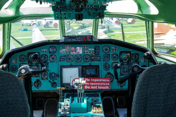 Ukraine, Kiev - June 12, 2021: The cockpit of the old Tu plane. Control dashboard, steering wheel and pilots seat. The plane is inside. — Stock Photo, Image