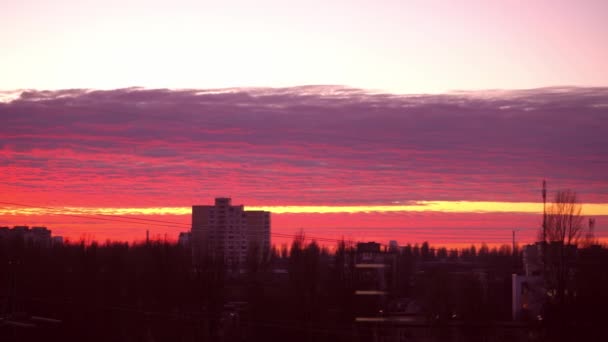 Rode zonsondergang boven de stad. Prachtige lucht. Dramatische karmozijnrode wolken. Rode donderwolk boven Kiev, Oekraïne, Europa. Landschap vanuit het raam. Avond en schemering. Horizon strip. De zon gaat onder. — Stockvideo