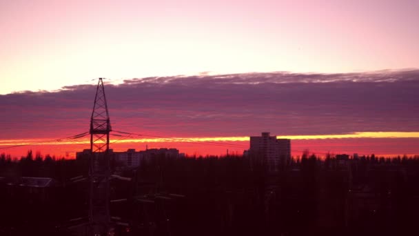 Rode zonsondergang boven de stad. Prachtige lucht. Dramatische karmozijnrode wolken. Rode donderwolk boven Kiev, Oekraïne, Europa. Landschap vanuit het raam. Avond en schemering. Horizon strip. De zon gaat onder. — Stockvideo