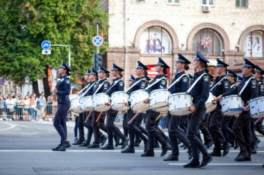 Ukrayna, Kyiv - 18 Ağustos 2021: Bateristlerin kadın orkestrası. Geçit törenindeki güzel polis kızları. Davulu olan kadın memur. Üniformalı davulcu. Hava Kuvvetleri Ukrayna askeri