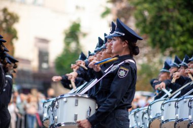 Ukrayna, Kyiv - 18 Ağustos 2021: Bateristlerin kadın orkestrası. Geçit törenindeki güzel polis kızları. Davulu olan kadın memur. Üniformalı davulcu. Hava Kuvvetleri Ukrayna askeri