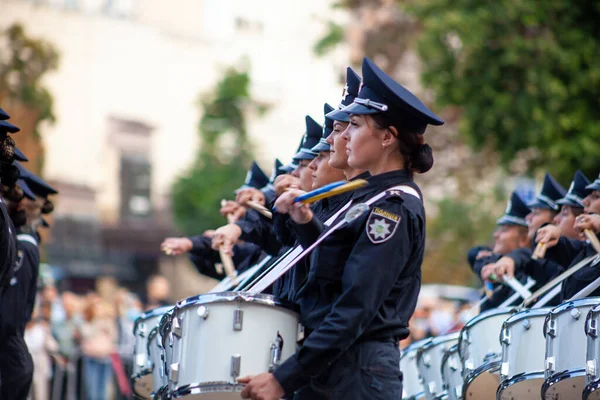 Ukrayna, Kyiv - 18 Ağustos 2021: Bateristlerin kadın orkestrası. Geçit törenindeki güzel polis kızları. Davulu olan kadın memur. Üniformalı davulcu. Hava Kuvvetleri Ukrayna askeri