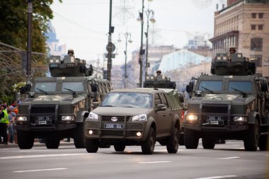 Ukrayna, Kyiv - 18 Ağustos 2021: Askeri geçit töreni. Zırhlı araç. Koruyucu renklerde taşıma. Askeri araçlar..