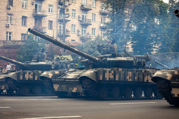 Ukrayna, Kyiv - 18 Ağustos 2021: Askeri geçit töreni. Zırhlı araç. Koruyucu renklerde taşıma. Askeri araçlar..