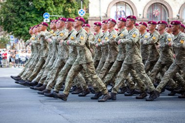 Ukrayna, Kyiv - 18 Ağustos 2021: hava kuvvetleri. Ukrayna ordusu. Kurtarıcılardan oluşan bir müfreze var. Kurtarıcılar. Askeri sistem geçit töreninde yürüyor. Kalabalığın yürüyüşü. Ordu askerleri.